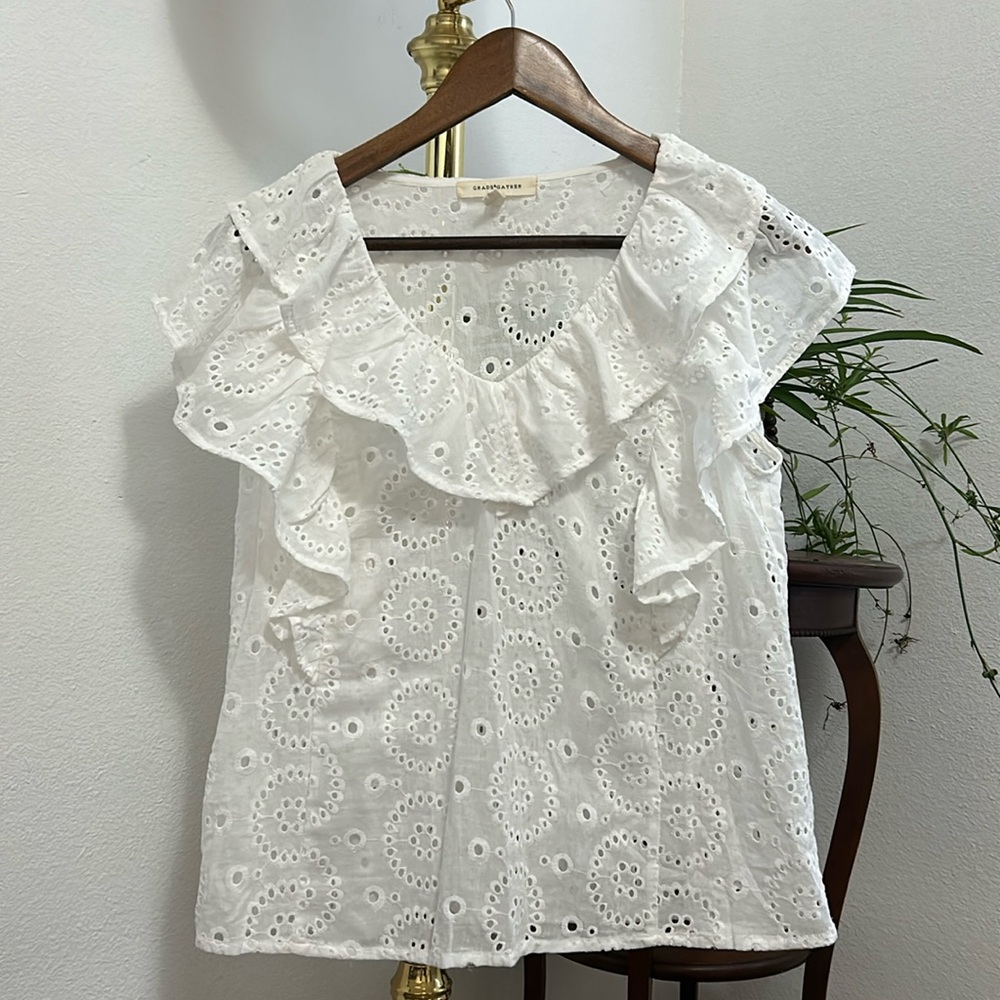 Grade and gather white rubble doily sleeveless shirt